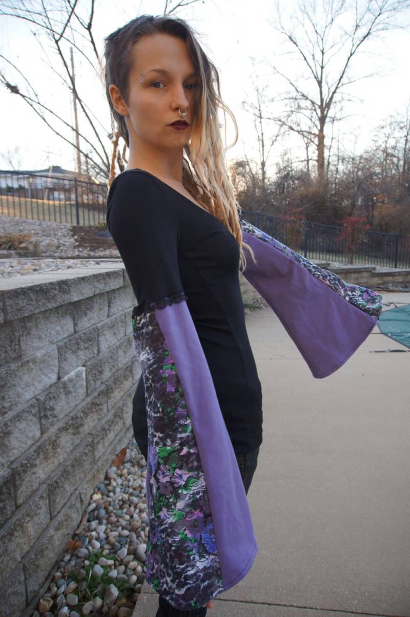 Meerjungfrau in Lavendel Upcycled Bell Sleeved Shirt Meerjungfrau in Lavendel Upcycled Bell Sleeved Shirt von TriSacral
