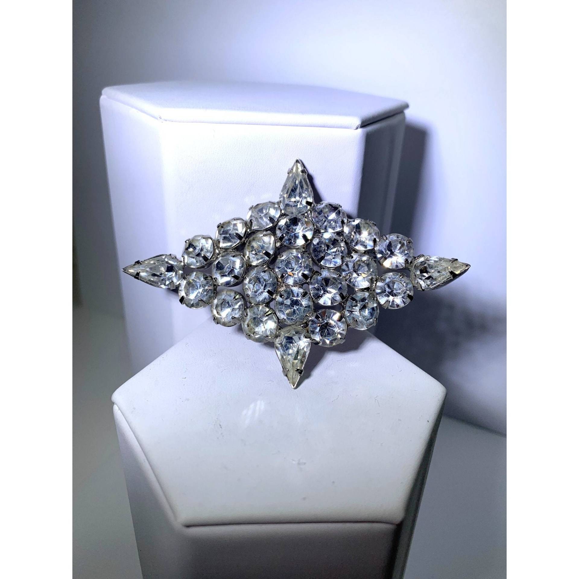 Vintage Große Strass Brosche Runde Birnensteine Diamant Form Vintage Große Strass Brosche Runde Birnensteine Diamant Form von TriangleCourtDesigns