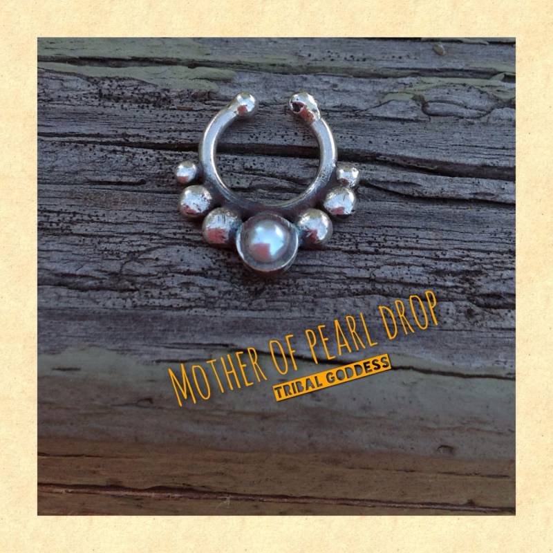 Perlmutt Tropfen Faux Septum Nase Ring | Clip Auf/Ns9 Sterling Silber Perlmutt Tropfen Faux Septum Nase Ring | Clip Auf/Ns9 Sterling Silber von TribalGoddessLove