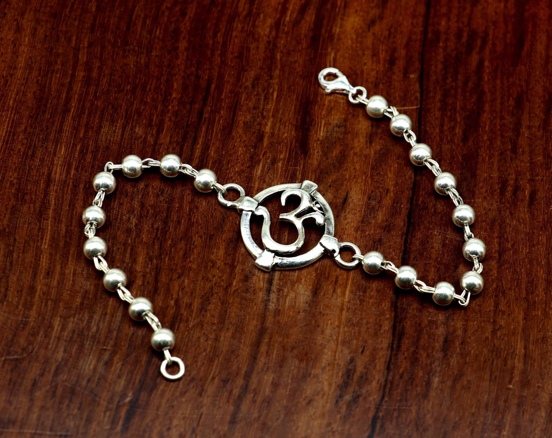 7, 5 Zoll Lange Handgemachte Massive 925 Sterling Silber Custom Aum Design Perlen Rakhi Armband, Besondere Personalisierte Rakshabandhan Geschenk 7, 5 Zoll Lange Handgemachte Massive 925 Sterling Silber Custom Aum Design Perlen Rakhi Armband, Besondere Personalisierte Rakshabandhan Geschenk von TribalOrnaments
