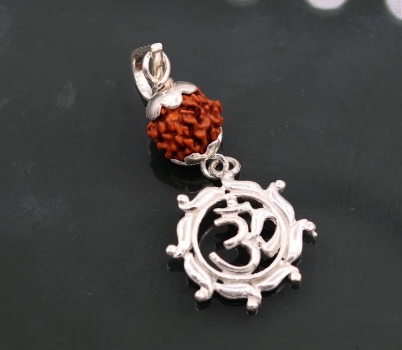 Vintage Antik Sterling Silber Handgemachte Fabelhafte Echte Rudraksha Perle Mit "Aum' Anhänger Unisex Schmuck Nsp96 von TribalOrnaments