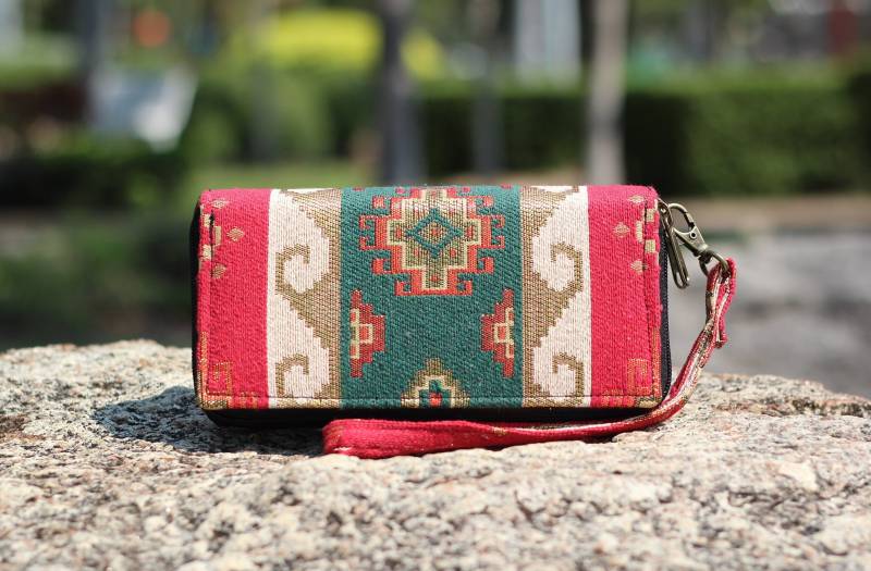 Einzigartige Handgemachte Armband-Geldbörse Mit Crossbody-Option, Mehrfarbigem Wandteppich-Design, Vegane Lederriemen, Perfektes Weihnachtsgeschenk von TribalandHipster