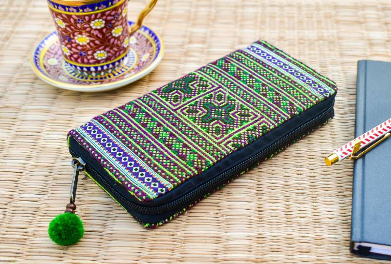 Bunte Handgemachte Thailand Hill Tribe Stoff Geldbörse, Clutch Mit Reißverschluss Pom Anhänger, Münz - Und Kartenfächer, Unisex Armband von TribalandHipster