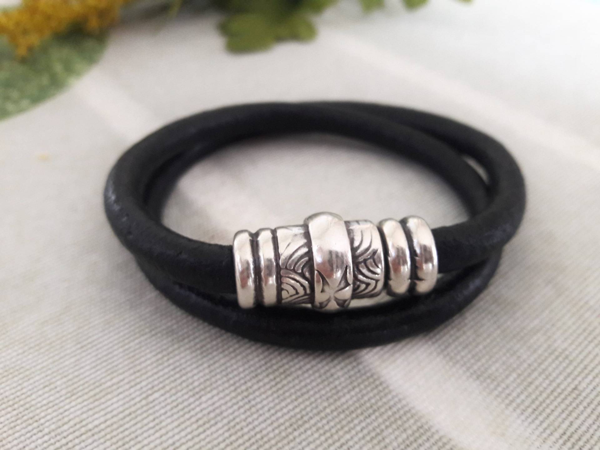 Leder Wickelarmband Langes Magnetverschluss, Zamak Versilbert, Herren Lederarmband, Damen Lederarmband von TribalandmoreJewelry