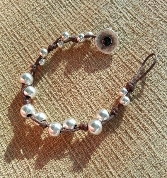 Lederarmband, Armband Perlen Versilbert Und Knopfverschluss, Damen Lederarmband Schwarz, Armreif von TribalandmoreJewelry