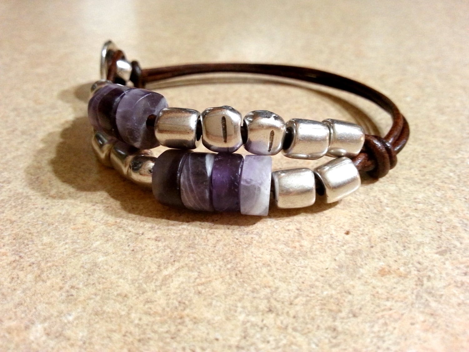 Lederarmband Perlen, Boho Armband, Frauen Lederarmband, Amethyst Armband, Knopf von TribalandmoreJewelry