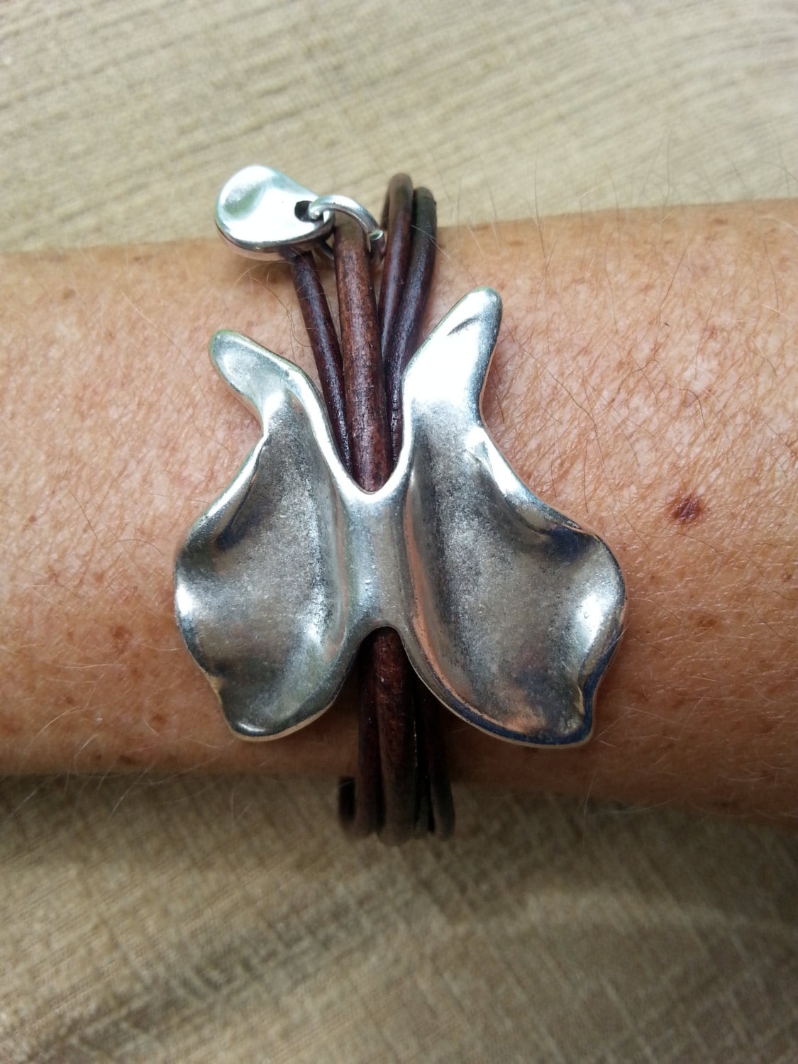 Lederarmband Schmetterlingsarmband , Armband Versilbert, Boho-Lederarmband, Frauen-Lederarmband von TribalandmoreJewelry