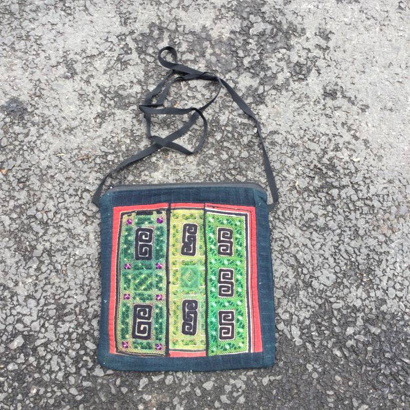 Vintage Handgemachte Schwarze Hmong Bestickte Seide Baumwoll Schultertasche von TribalhandmadeStore