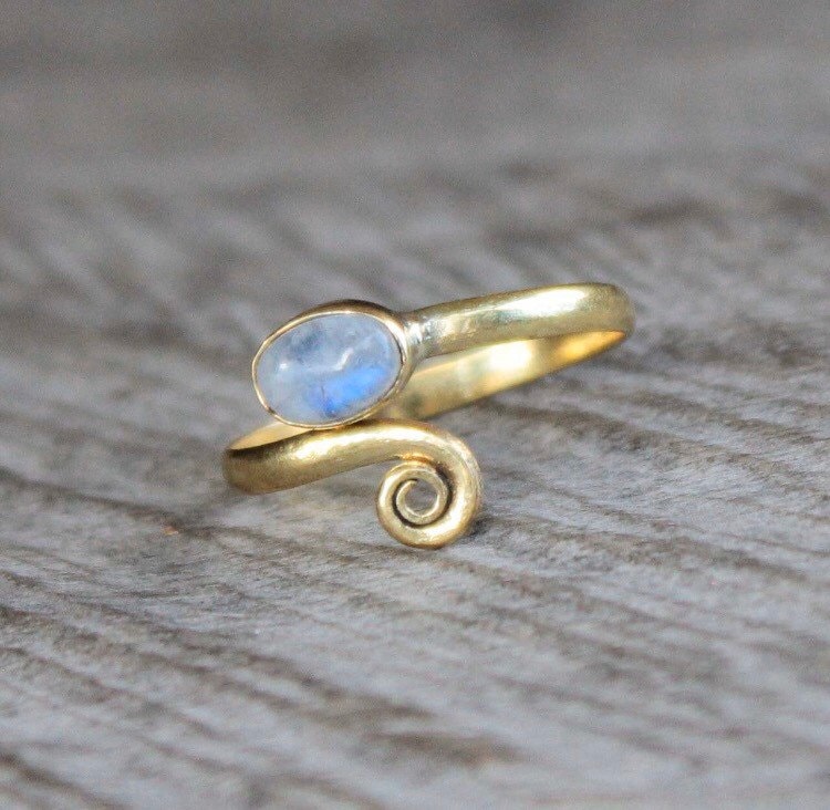 Goldener Ring Mit Spirale Und Edelstein Mondstein Oder Labradorite Crystal Healing Jewelry Heilung Schmuck Der Göttin von TribaliGitana
