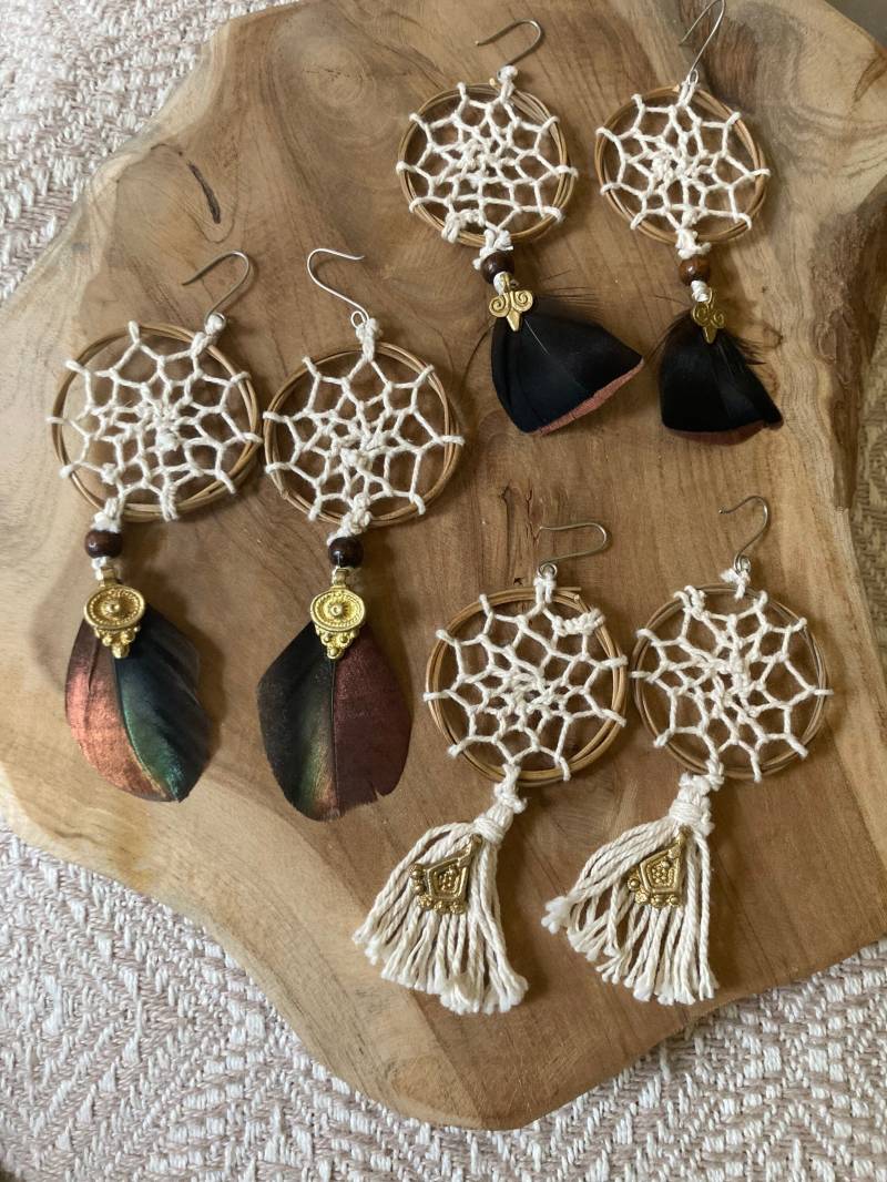 Natürliche Traumfänger Ohrringe Mit Feder Dreamcatcher Feather Earrings Boho Bohemian Schmuck Für Frauen Geschenk Shakti Godess Jewellery von TribaliGitana