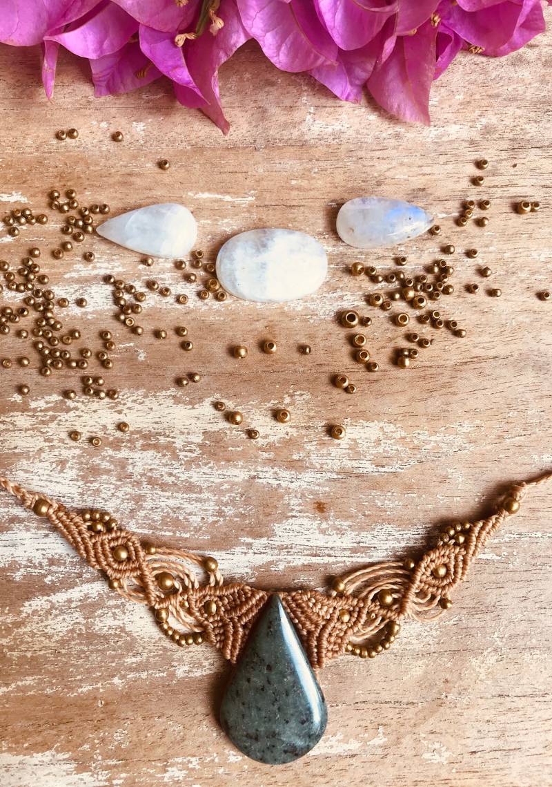 Woman Sisterhood Power Healing Jade Godess Inner Guidance Heart Vibration Soul Shining Light Wisdom Macrame Necklace von TribaliGitana