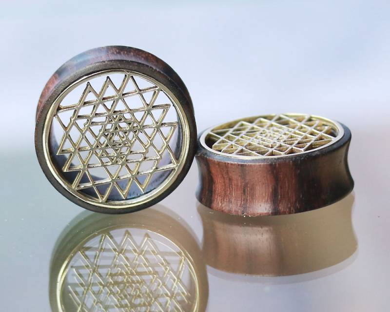 Sri Yantra Messing & Sono Holz Flesh Tunnel 32mm Ohr Plugs Sri Yantra Messing & Sono Holz Flesh Tunnel 32mm Ohr Plugs von Tribalisland
