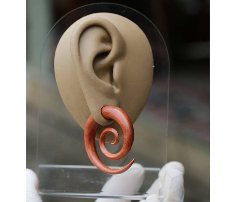 Superspirale Aus Saba Holz Handgeschnitzt. Körperschmuck .preis Pro Paar Superspirale Aus Saba Holz Handgeschnitzt. Körperschmuck .preis Pro Paar von Tribalisland