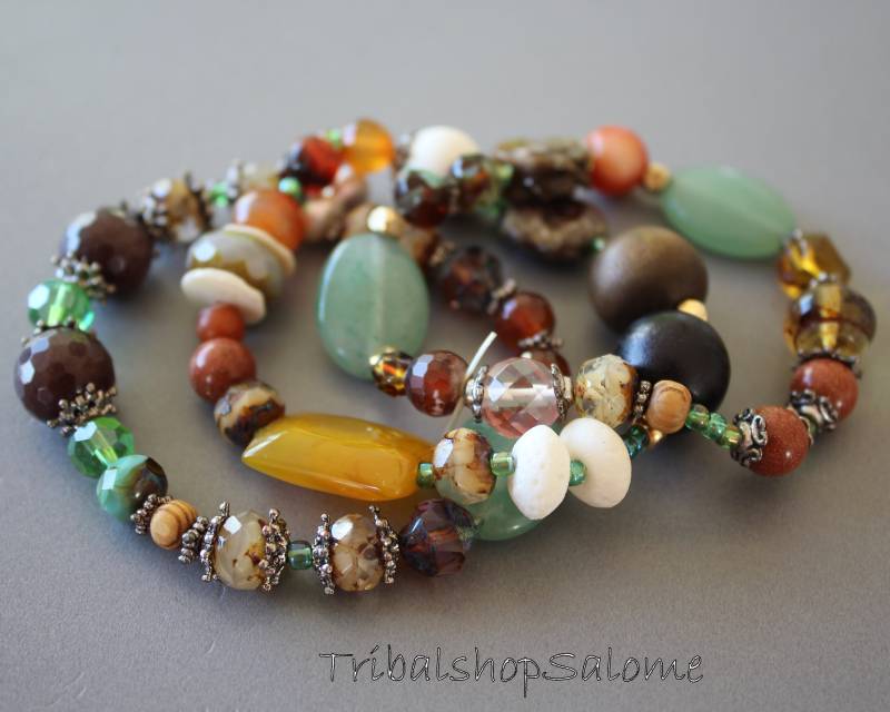 Set Aus Drei Armbändern Halbedelsteinen Und Glas in Naturfarben, Bettelarmband; Handgemachtes Unikat von TribalshopSalome