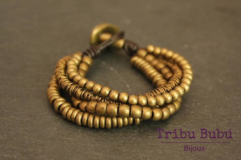 Mehrreihiges Armband Aus Dunkelbraunem Leder Und Bronzefarbenen Metallperlen Mehrreihiges Armband Aus Dunkelbraunem Leder Und Bronzefarbenen Metallperlen von TribuBubu