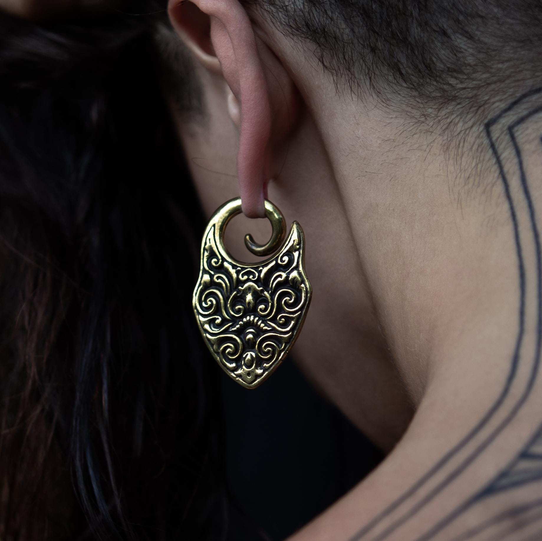 Cora Ohrgewichte Hänger, Goldfarbene Für Gedehnte Ohren 4 Mm | 6G, Ohrhänger Und Gewichte, Messschmuck, Preis Pro Einzeln Cora Ohrgewichte Hänger, Goldfarbene Für Gedehnte Ohren 4 Mm | 6G, Ohrhänger Und Gewichte, Messschmuck, Preis Pro Einzeln von Tribulondon