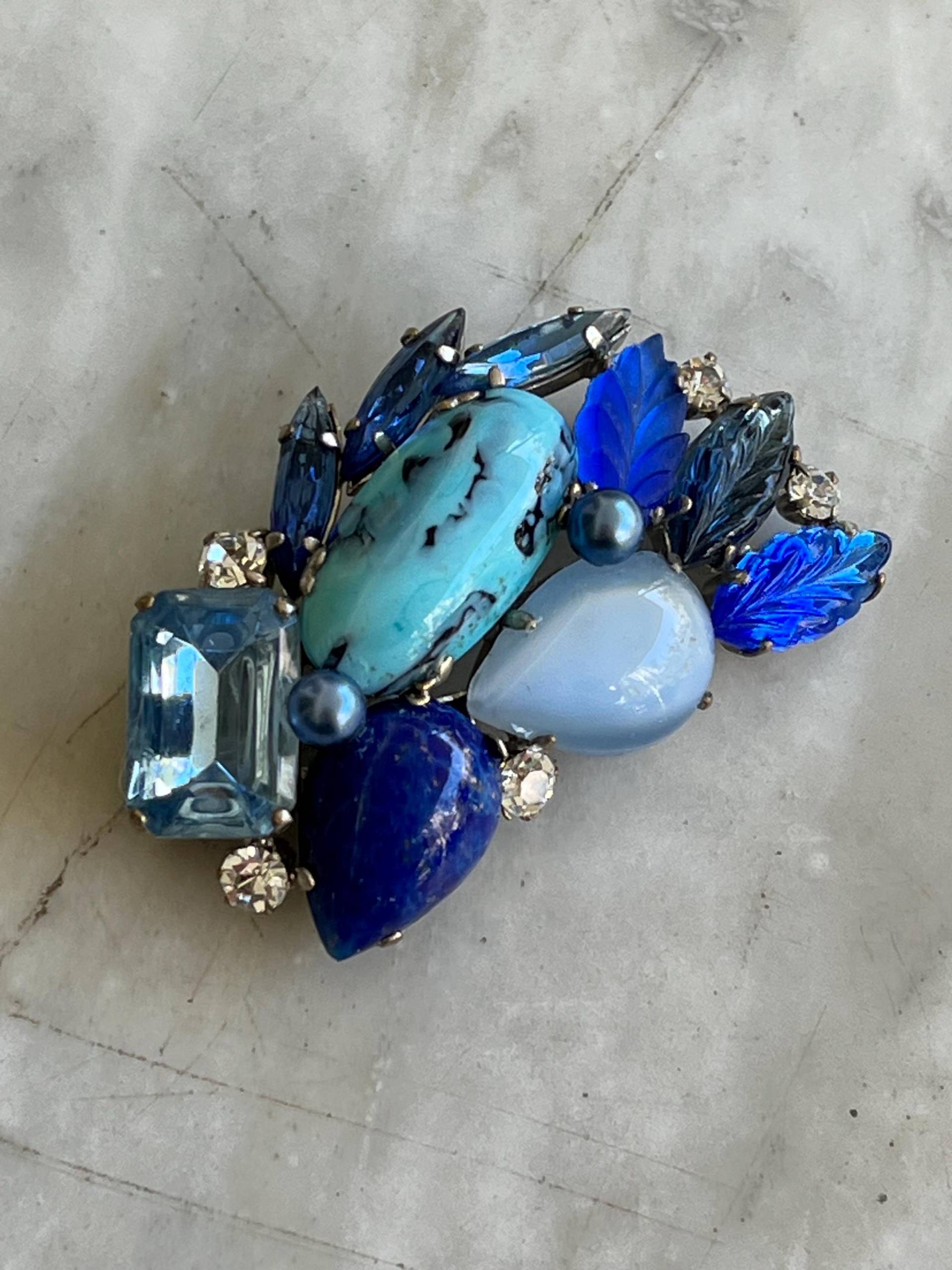 Vintage 50Er Jahre Brosche Mit Steinen in Blautönen von TriciaLeonardVintage