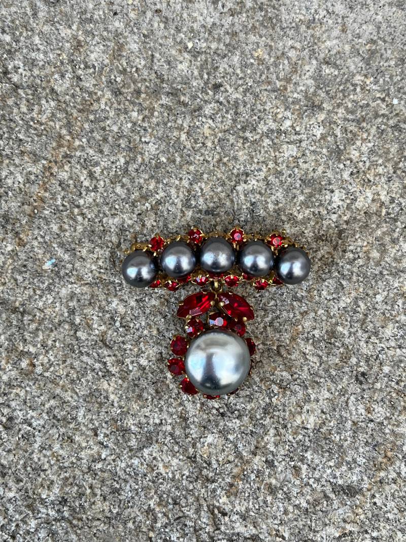 Vintage Brosche Mit Roten Und Grauen Steinen von TriciaLeonardVintage