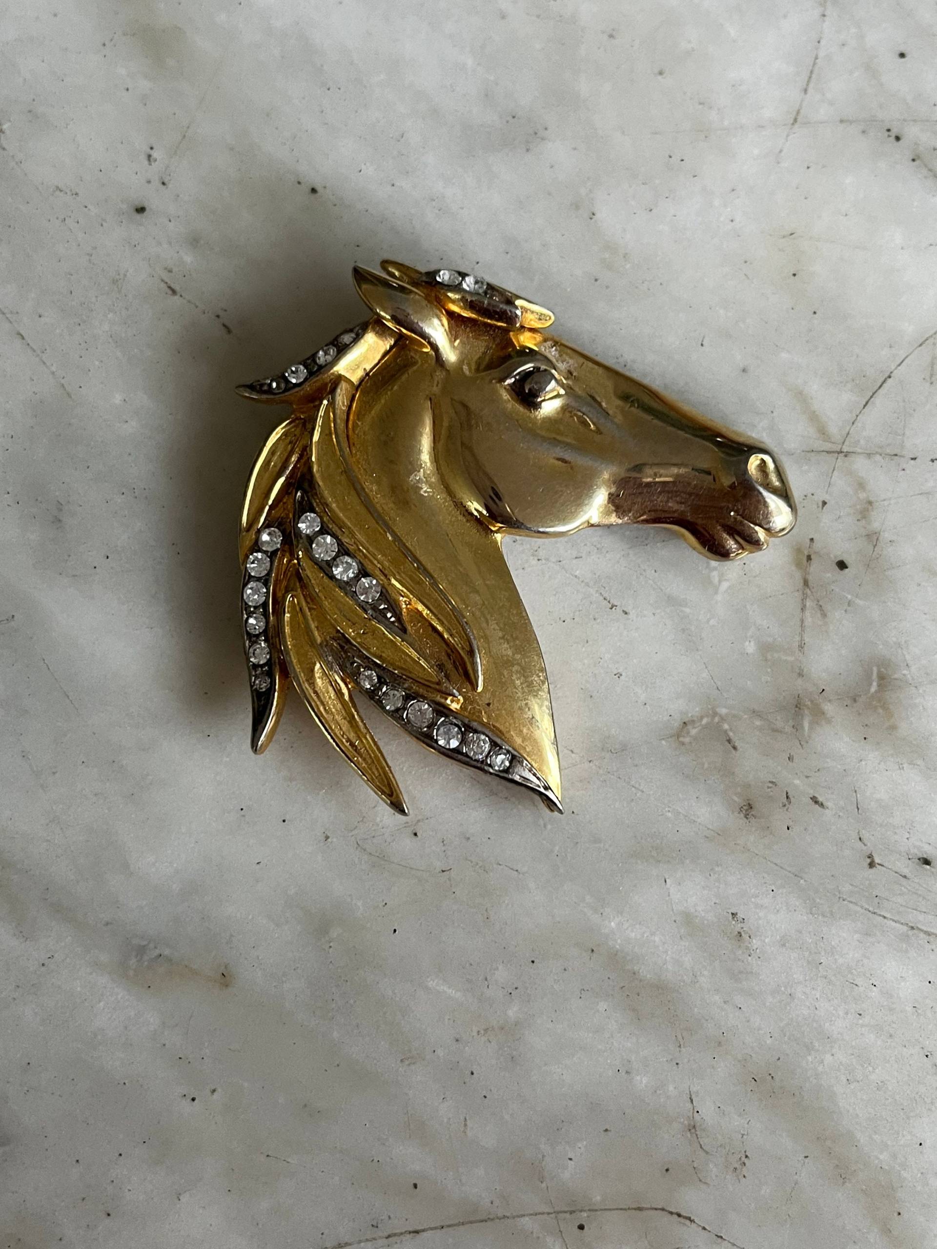 Vintage Weiss Vergoldete Pferdekopf Brosche von TriciaLeonardVintage