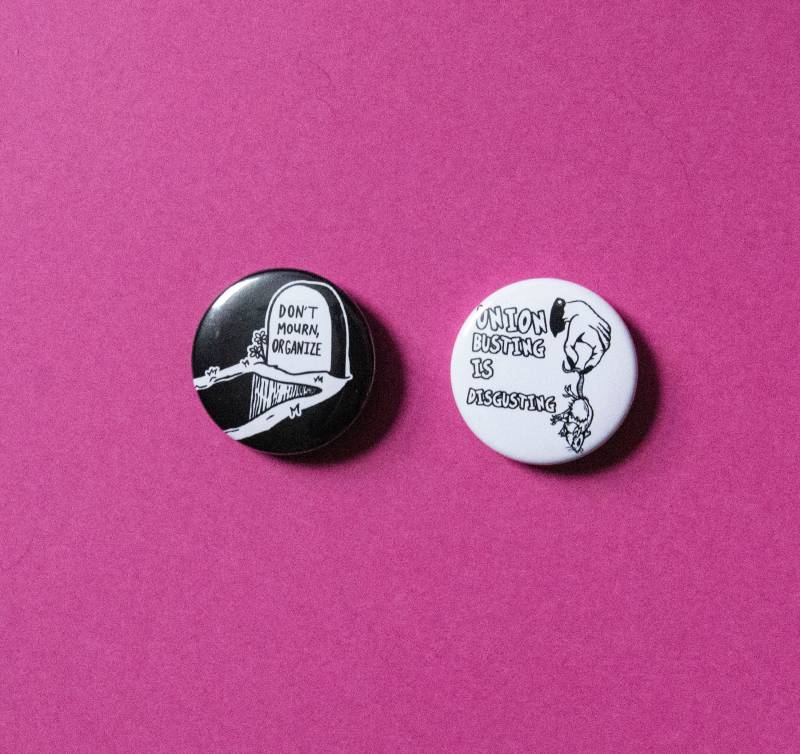 2Er Pack Pro-Worker Pins/Anstecker - 1 1/2 Zoll Pin Back Button 2 Profi Pinback Buttons Von Montreal Künstlerin Tricia Robinson von TriciaRobinsonShop