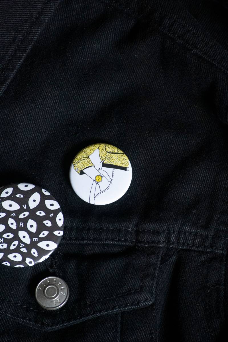 Sad O'clock Button - Sad Smiley Face 1 1/2 Zoll Pin-Zurück-Taste. Schrulliges Lächeln Gesicht Illustration Original Accessoire von TriciaRobinsonShop