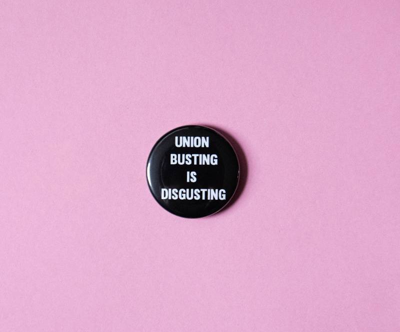 Union Busting Is Disgusting - Pro-Worker Pin Button 1 1/2 Zoll Pin-Button Pro-Worker Von Künstlerin Tricia Robinson von TriciaRobinsonShop
