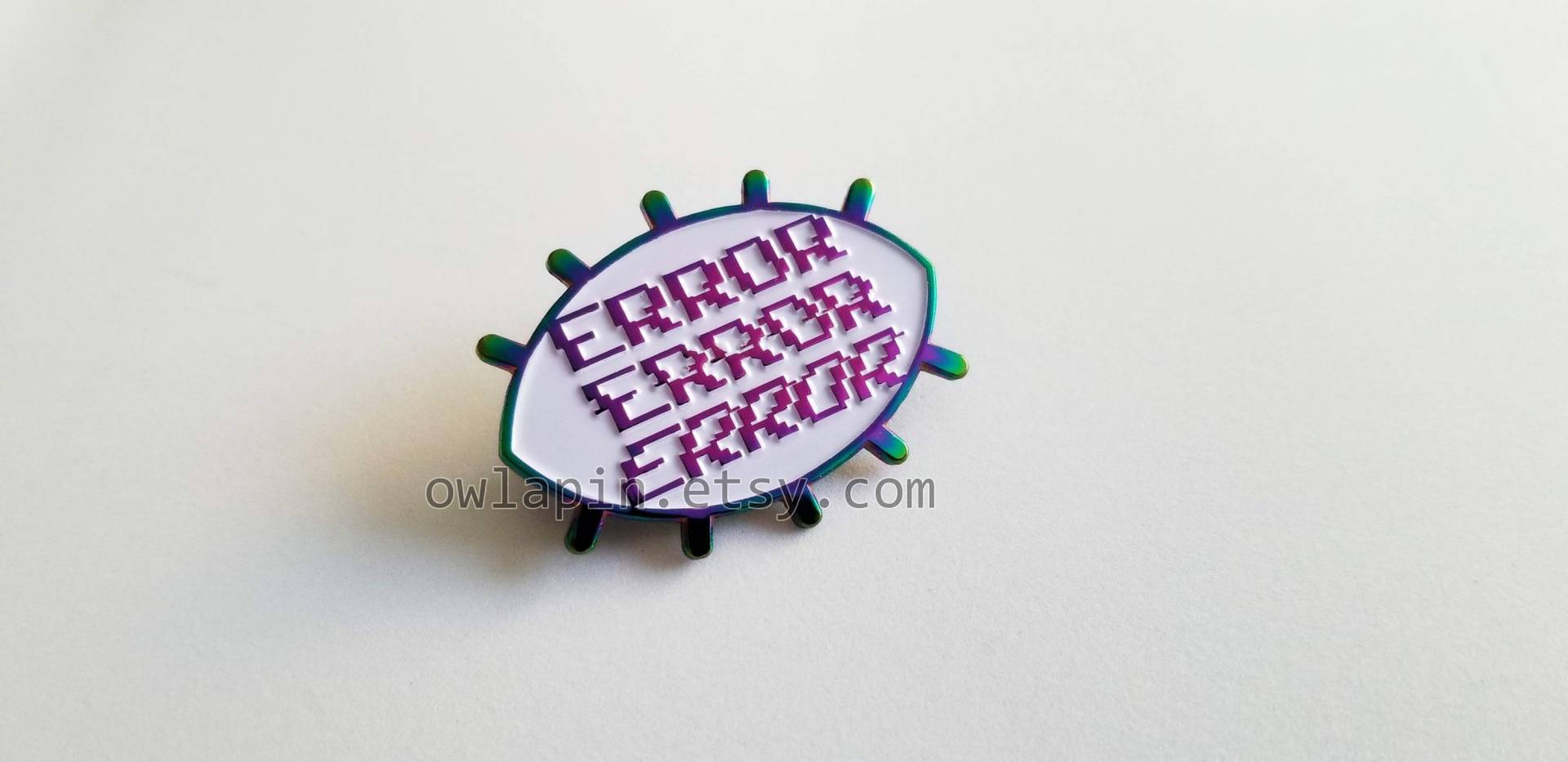 Regenbogen Glitch Fehler Auge Emaille Pin 4, 5 cm von TriclopsRabbit