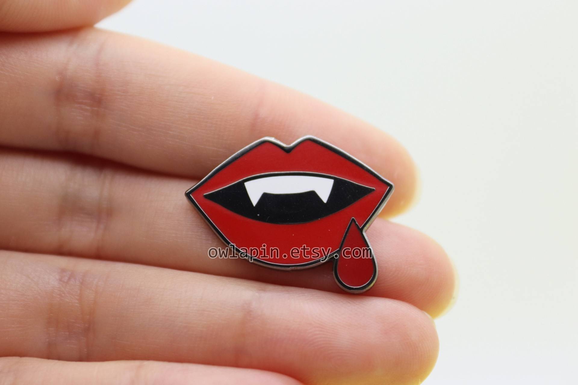 Vampir Mini Emaille Pin Vampir Mini Emaille Pin von TriclopsRabbit
