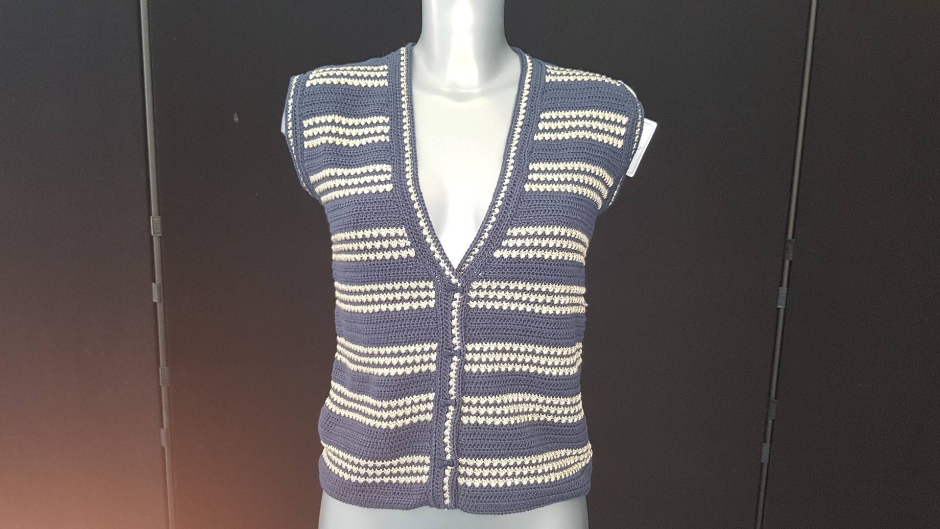 Ärmellose Häkelweste Für Damen, Blau-Gold, Elegant, Größe 36, Handgefertigt, Baumwolle Und Polyamid, Den Sommer, V-Ausschnitt, Gestreift von TricotDeBinouche