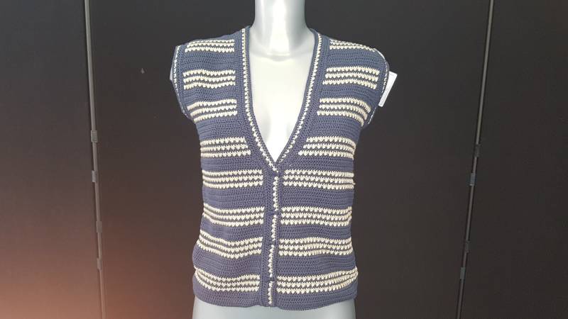 Ärmellose Häkelweste Für Damen, Blau-Gold, Elegant, Größe 36, Handgefertigt, Baumwolle Und Polyamid, Den Sommer, V-Ausschnitt, Gestreift von TricotDeBinouche