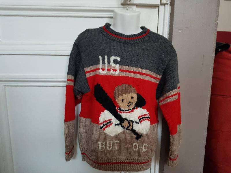 Baseball-Jacquard-Pullover, Größe 10 Jahre, Handgestrickt, Wolle, Acryl, Beige, Rot, Grau, Rundhals von TricotDeBinouche