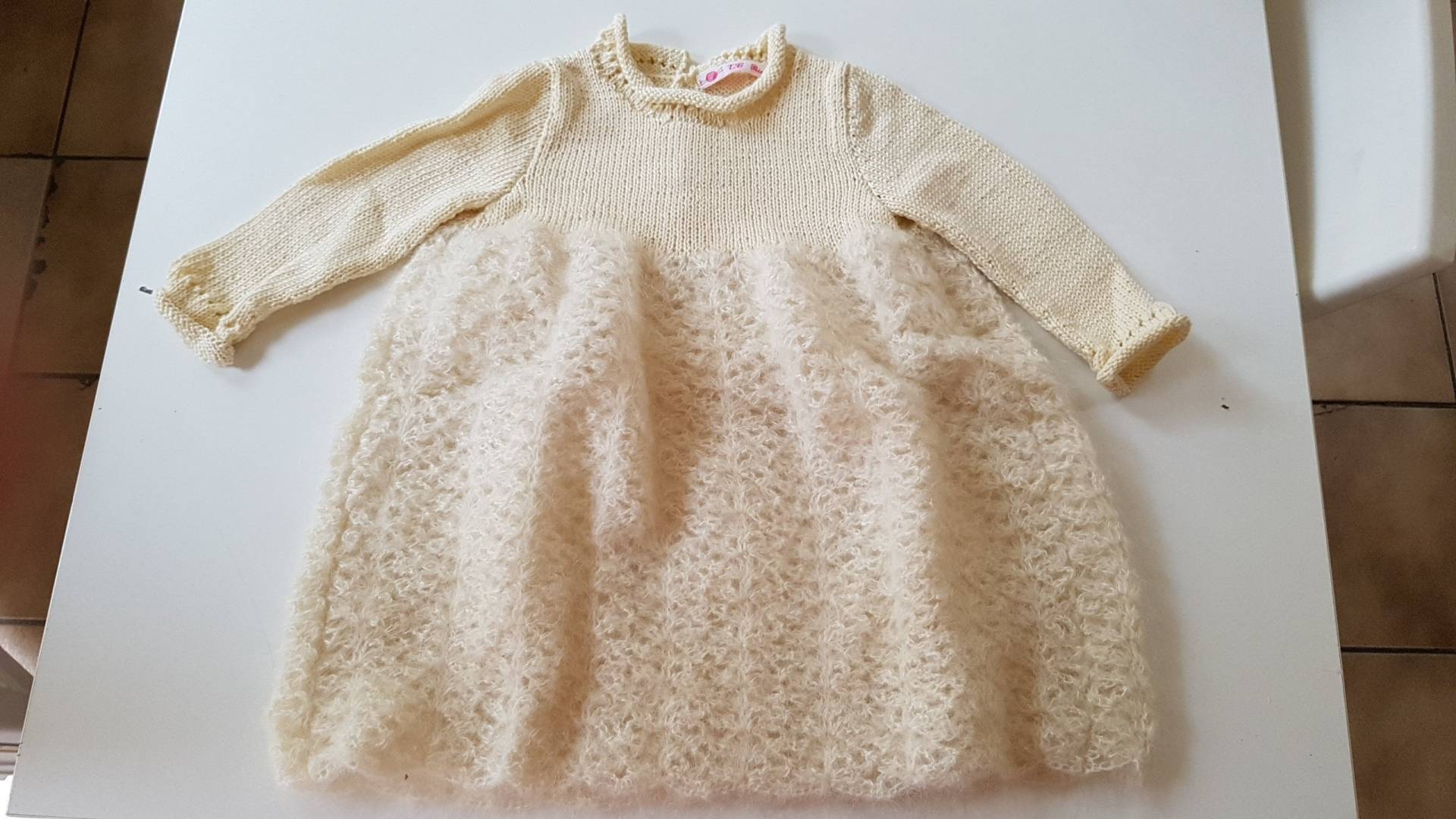 Ecrufarbenes Kleid, Babykleid, Gehäkelt Und Gestrickt, Größe 9/12 Monate, Zwei Materialien, Baumwolle Mohair, Lange Ärmel, Durchbrochener Rock von TricotDeBinouche