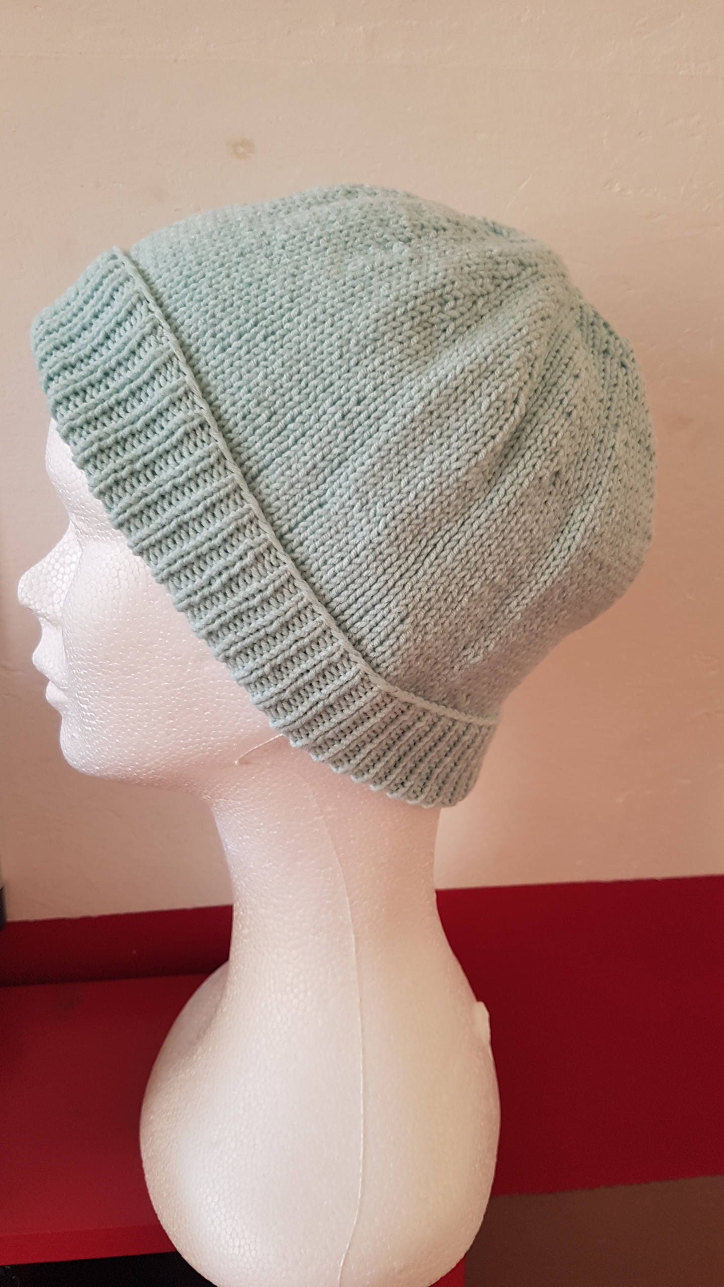 Hellgrüne, Handgestrickte Damenmütze Aus Baumwoll-Acryl-Jersey Mit Umgeschlagenem Bündchen von TricotDeBinouche