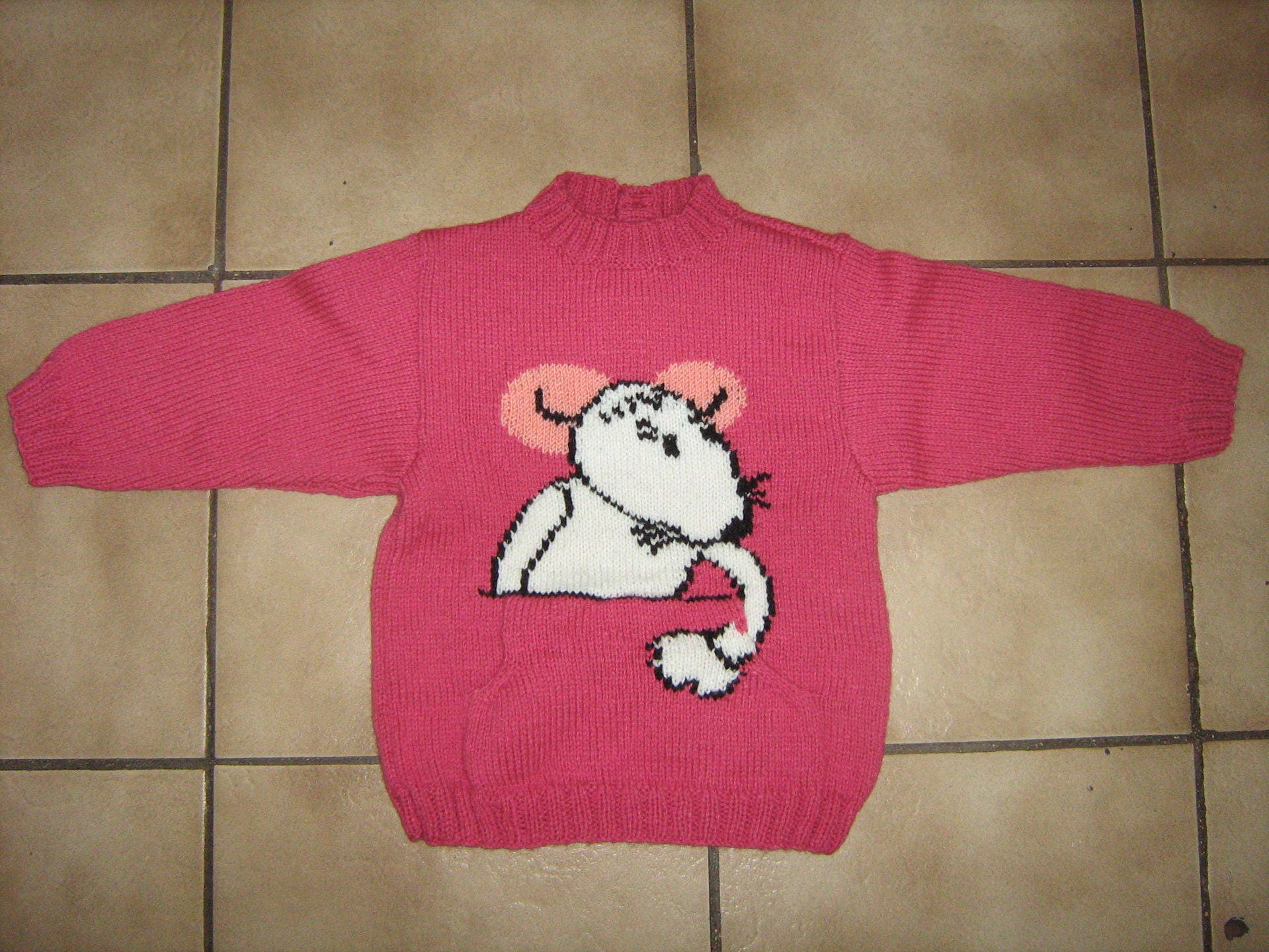 Hellrosa Pullover, Jacquardpullover Mit Weißer Maus, Größe 2 Jahre, Gestrickt, Handgefertigt, Acryl, Rundhalsausschnitt, Knöpfe Auf Der von TricotDeBinouche