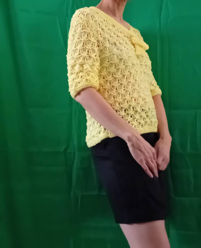 Kurzarmpullover, Durchbrochener Gelber Pullover, Größe 42, Gestrickt, Handgefertigt, Aus Ultraleichtem Polyestergarn, V-Ausschnitt Mit Knoten von TricotDeBinouche