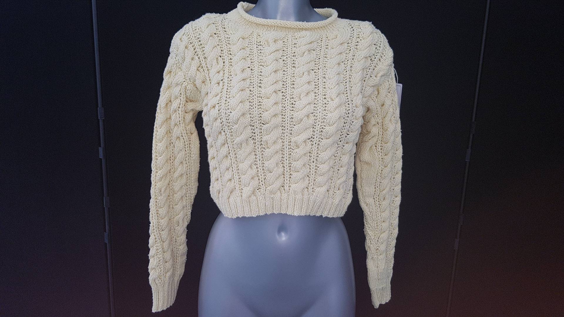 Kurzer Gelber Rollkragenpullover Aus Baumwoll-Seide-Mischgewebe, Größe 38, Handgestrickt Mit Zopfmuster Und Zierstich, Damen-Crop-Pullover von TricotDeBinouche