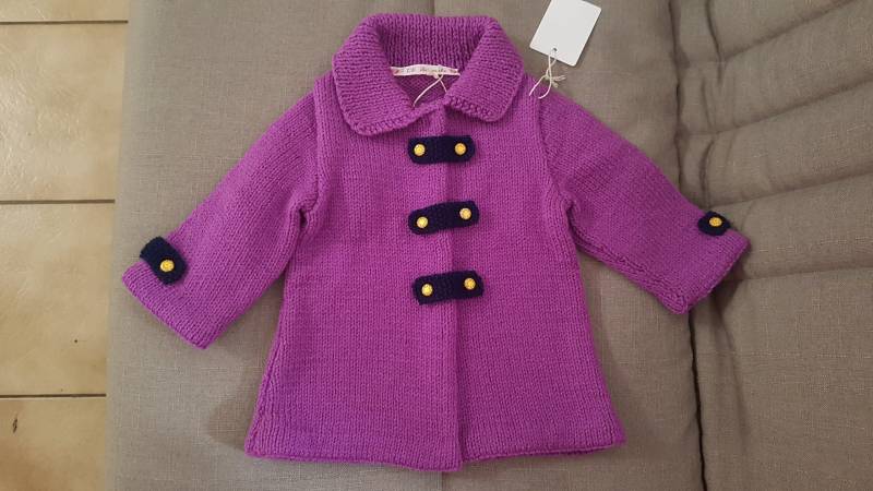 Mädchen Strickmantel, Größe 12 Monate, Handgestrickt, Fuchsia-Lila Mantel, Acryl, Mit Kragen Und Knebeln von TricotDeBinouche