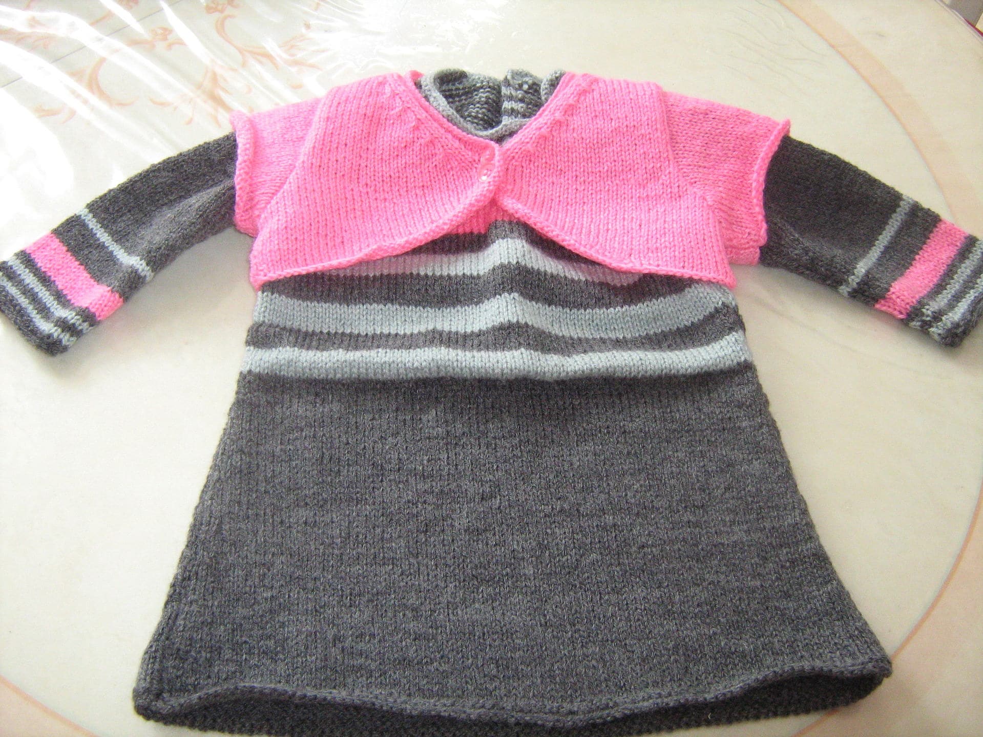 Mädchenset, Mit Grauem Kleid Und Rosa Bolero, Größe 24 Monate, 2 Jahre, Handgestrickt, Netzkleid, Gestreiftes Kleid, Babyausstattung von TricotDeBinouche