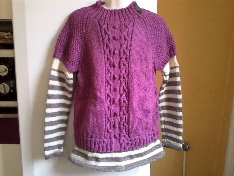 Original Pullover Für Mädchen, Trompe-L'oeil-Pullover, Größe 10 Und 12 Jahre, Handgestrickt, Rundhalsausschnitt, Kabel Vorne, Lila Körper von TricotDeBinouche