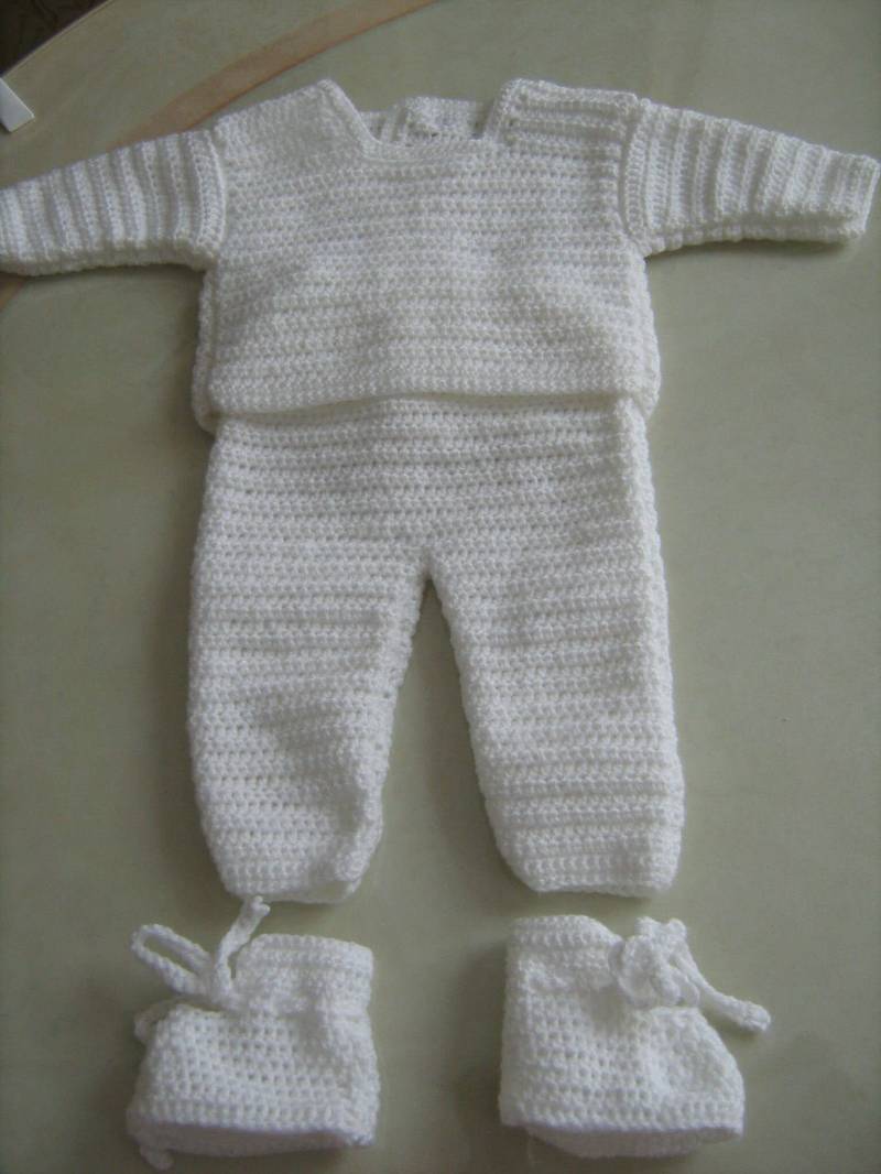 Weißes Babyset, Häkelkleidung, Handarbeit, Frühchenkleidung, Frühchenweste, Babyhose, Booties von TricotDeBinouche