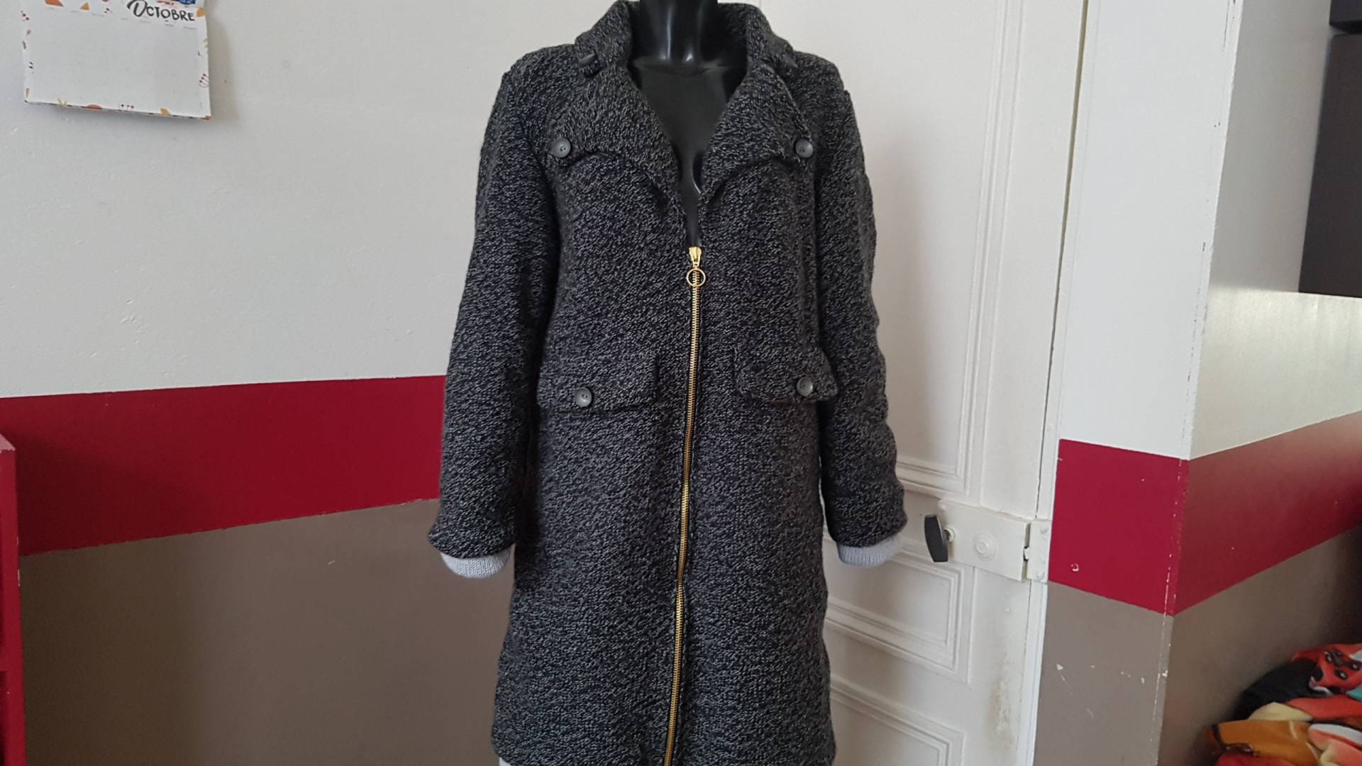 Wollmantel Aus Schwarz-Grau Melierter Jaspee-Wolle, Größe 42/44, Handgestrickt, Unikat, Mit Reißverschluss Und Kragen, Retro, Vintage von TricotDeBinouche