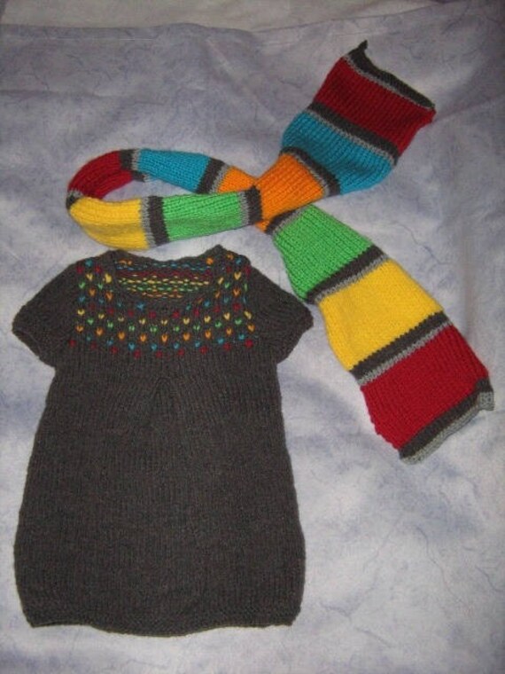 strickkleid Und Passender Gestreifter Schal, Größe 3 Monate, Handgestricktes Set Aus Wolle, Baby-Erstausstattung Für Mädchen, Anthrazitgraues Kleid von TricotDeBinouche