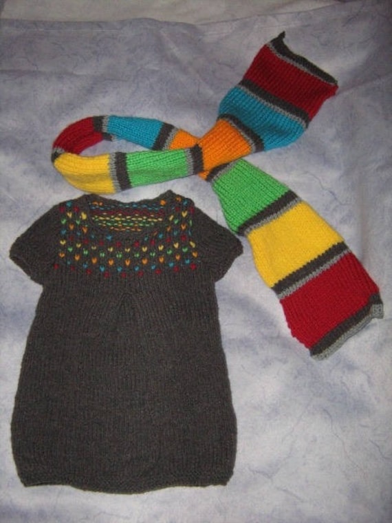 strickkleid Und Passender Gestreifter Schal, Größe 3 Monate, Handgestricktes Set Aus Wolle, Baby-Erstausstattung Für Mädchen, Anthrazitgraues Kleid von TricotDeBinouche