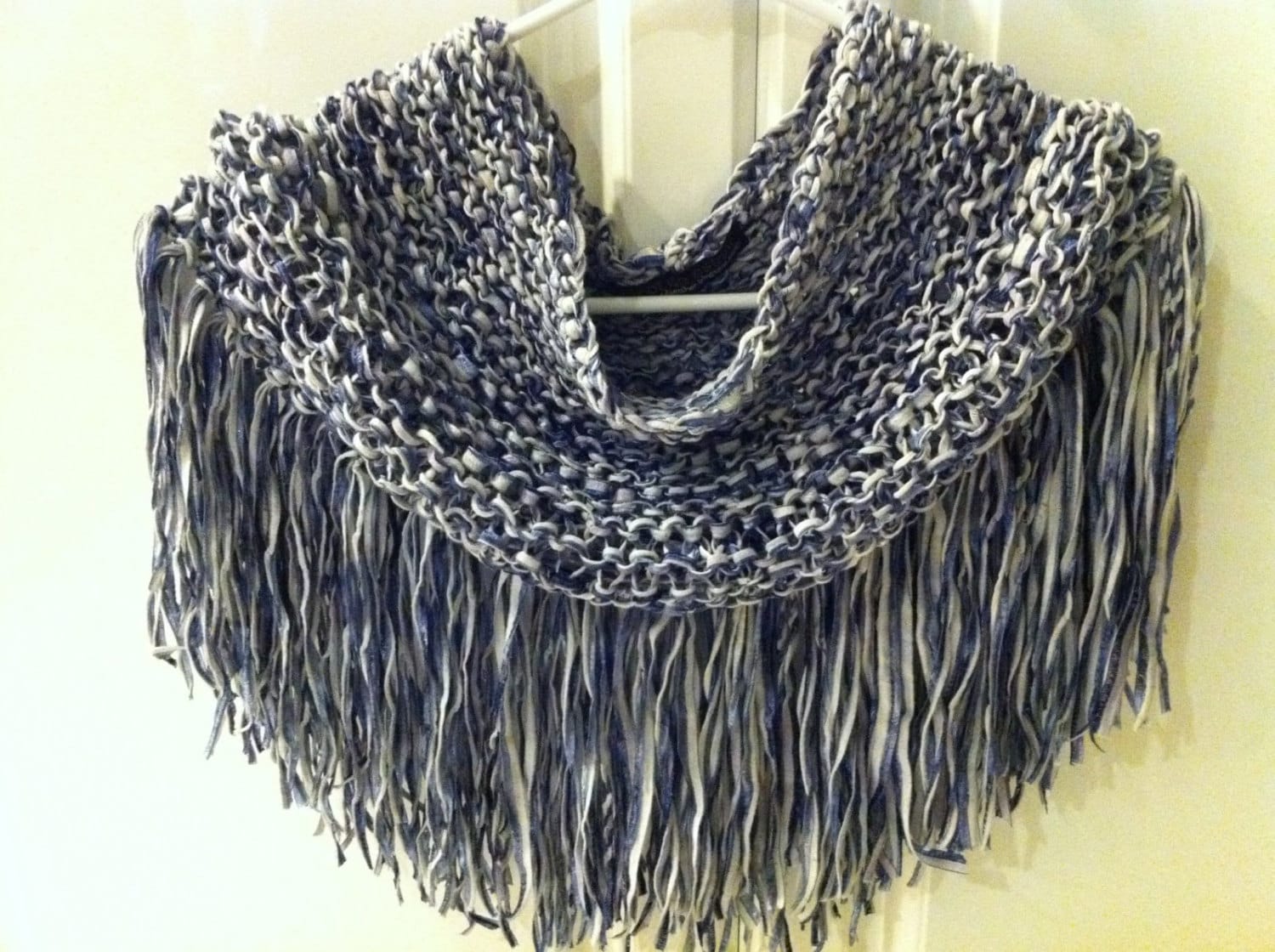 Handgemachte Gestrickte Ponchette Blau Und Weißen Denim Handgemachte Gestrickte Ponchette Blau Und Weißen Denim von TricotdaEsther