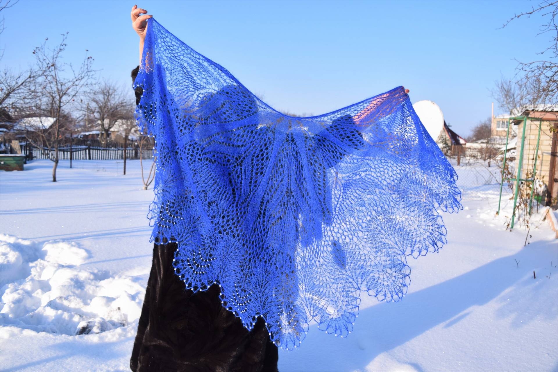 "Chic Navy Blue" Schal Handgestrickt Und Mit Weißen Perlen Bestickt von TricoteArt