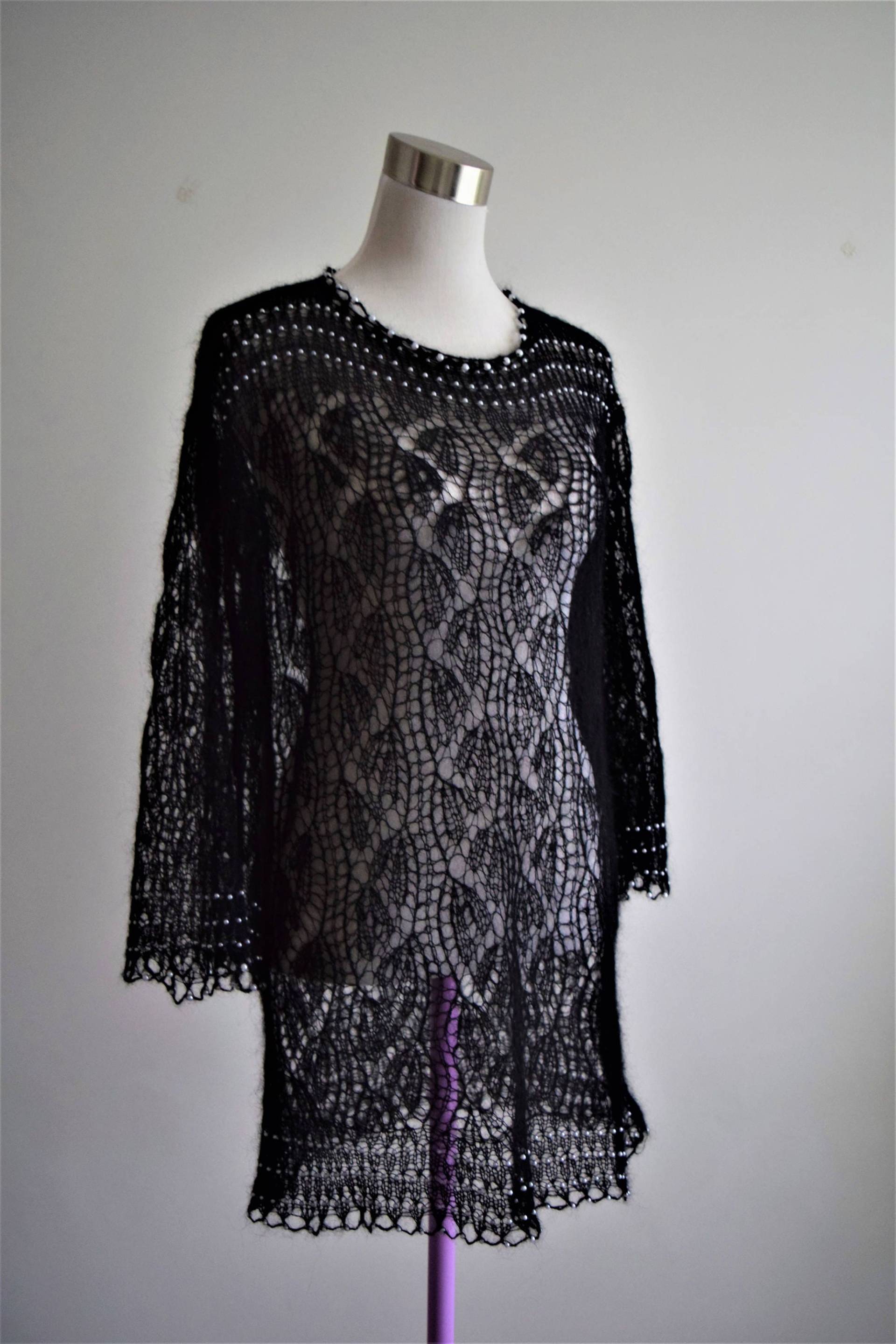 Das Kleine Schwarze Wird Von Dem Kleinen Mädchen Auf Mantel Getragen. Und Verstreute Perlen von TricoteArt