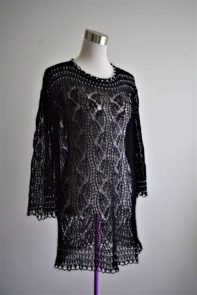 Das Kleine Schwarze Wird Von Dem Kleinen Mädchen Auf Mantel Getragen. Und Verstreute Perlen von TricoteArt