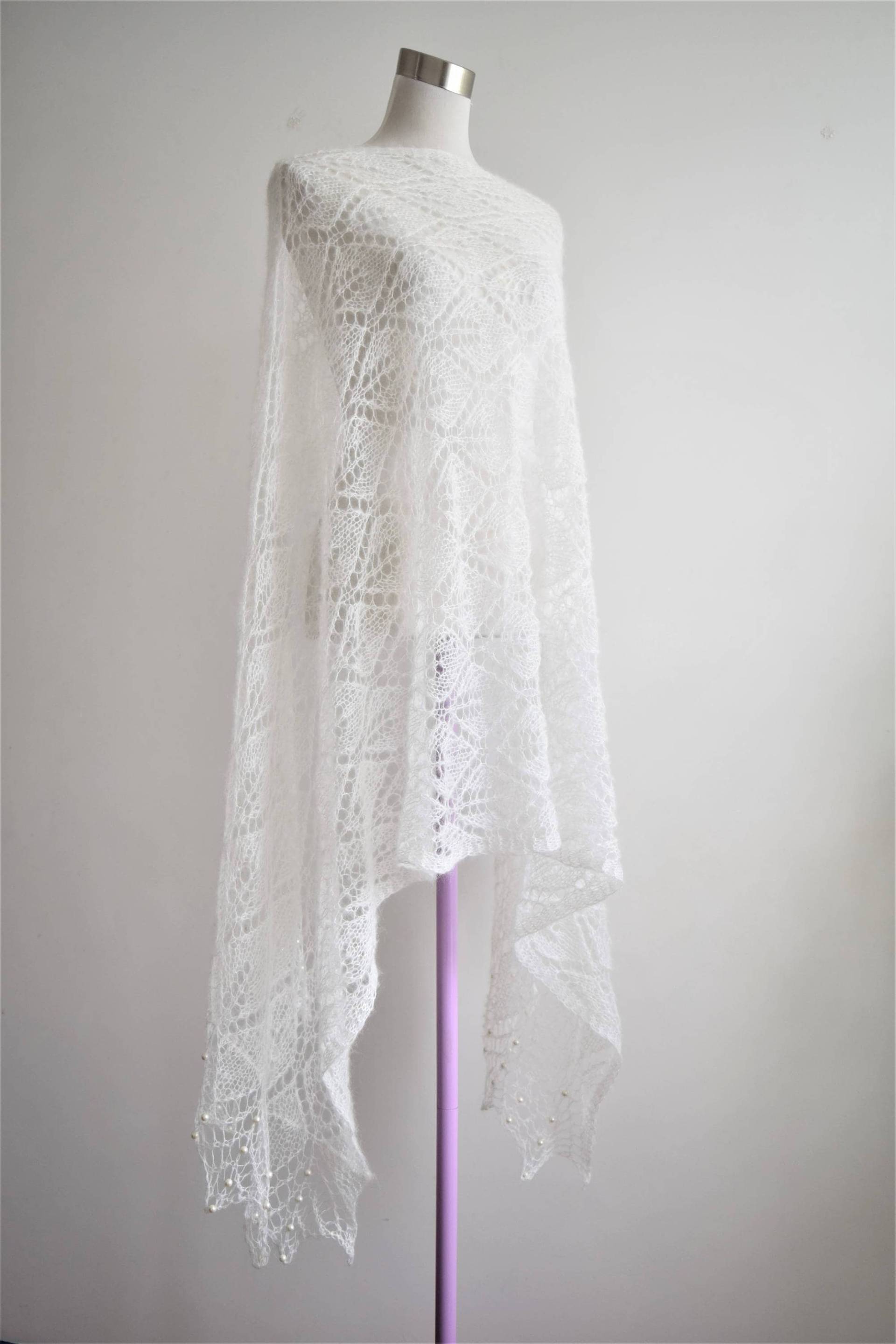 Der Heutige Schal „Romantisch" Ist Ein Weißer Wollschal von TricoteArt