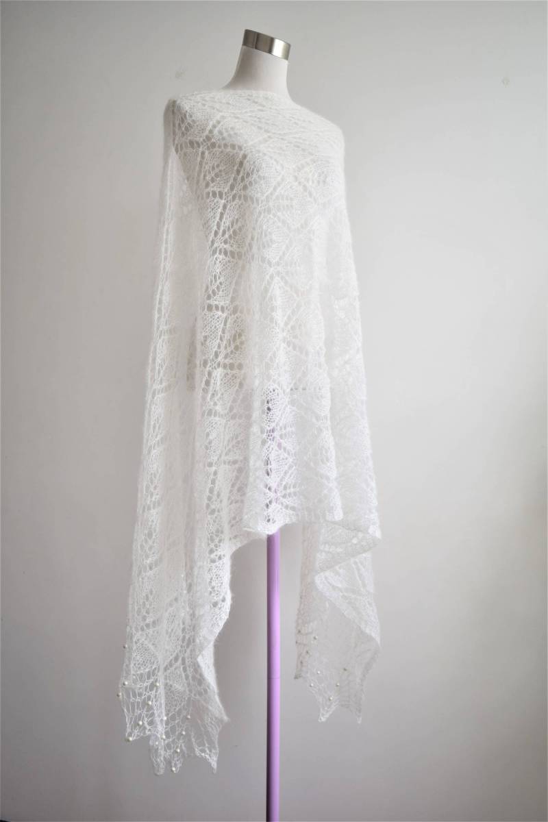 Der Heutige Schal „Romantisch" Ist Ein Weißer Wollschal von TricoteArt