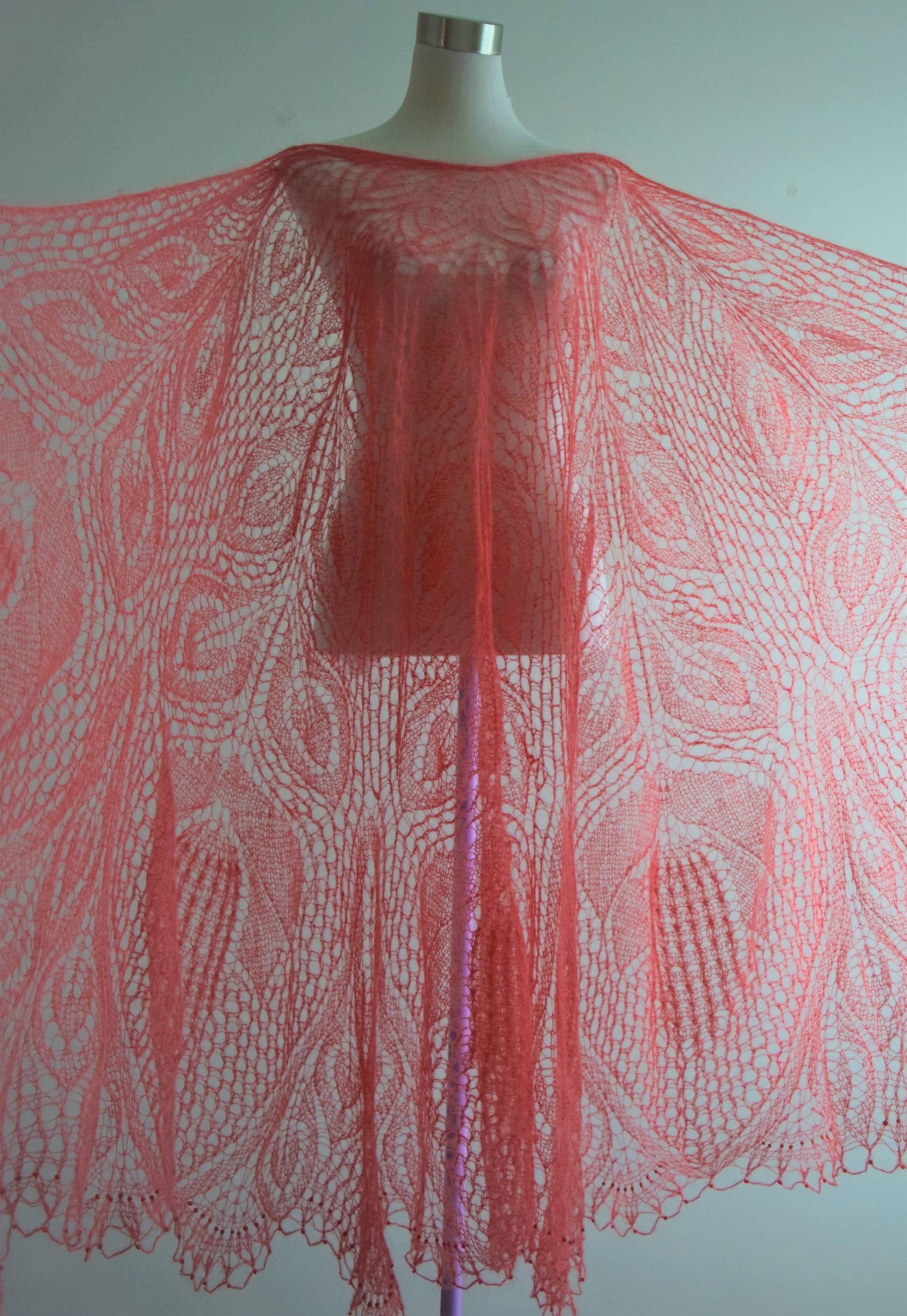 Handgestrickter Spitzenschal „Royal" Aus Korallenfarbenem Kid-Mohair von TricoteArt